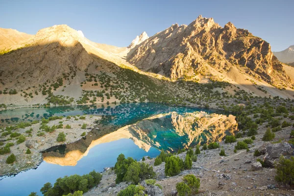 Lago di montagna blu all'alba — Foto Stock