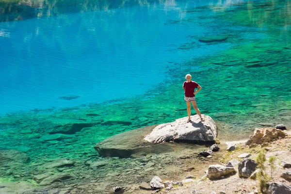 레드 t-짧은 깊고 푸른 호수 근처에 있는 여자 — 스톡 사진