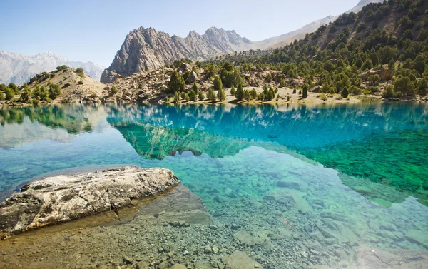 Lago di montagna blu all'alba — Foto Stock