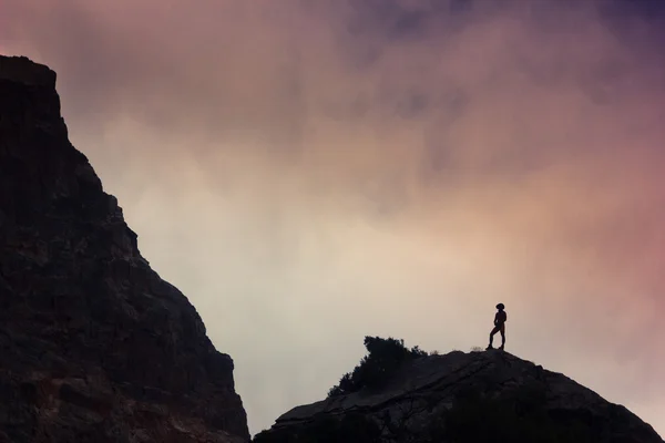 Mann auf einer Klippe in den Bergen — Stockfoto