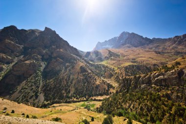 mavi nehir ve yukarıdaki güneş dağ Vadisi