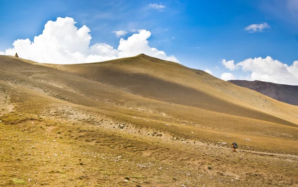 Homem solitário caminhadas nas montanhas — Fotografia de Stock