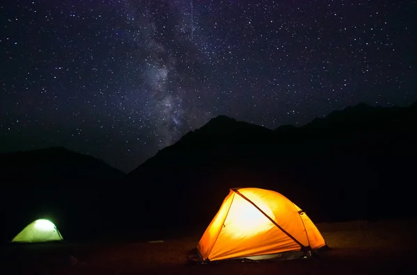 Samanyolu yukarıda vurgulanan çadır ile Dağları