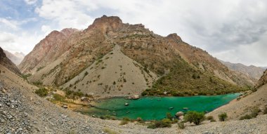 derin yeşil dağ gölü