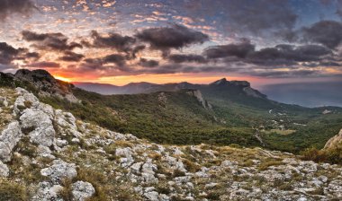 gündoğumu thunderclouds yukarıda deniz ve dağlar ile