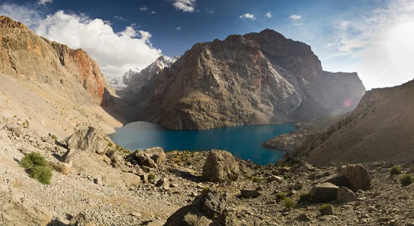 Lago azul de montaña al atardecer — Foto de Stock