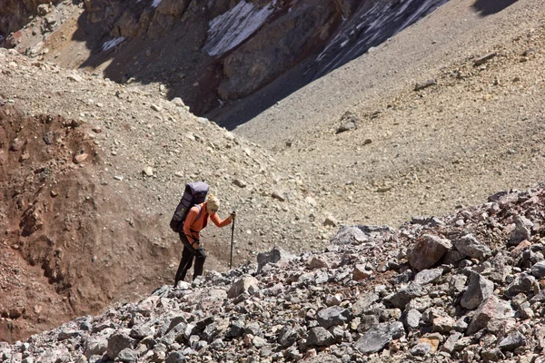 Mujer solitaria senderismo en las montañas — Foto de Stock