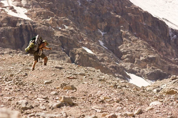 孤独な男が、山でのハイキング — ストック写真