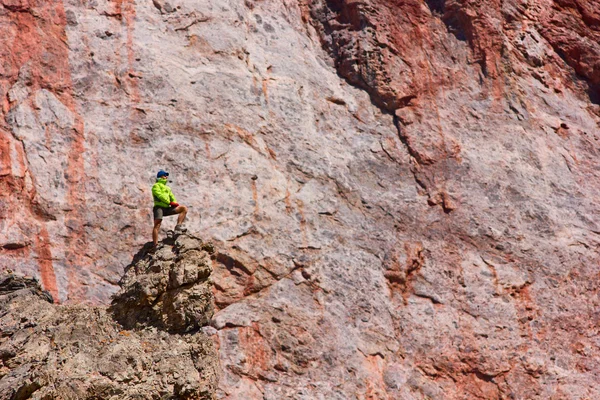 Man på en klippa i bergen — Stockfoto