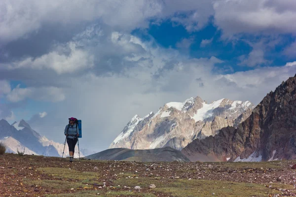 Mujer solitaria senderismo en las montañas — Foto de Stock