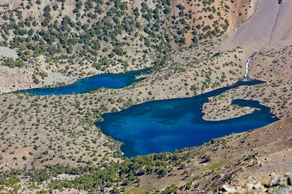 Глубокое синее горное озеро — стоковое фото