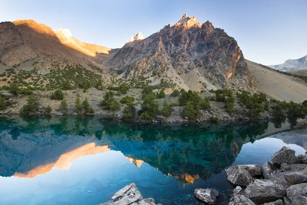 ทะเลสาบภูเขาสีฟ้าตอนพระอาทิตย์ตก — ภาพถ่ายสต็อก