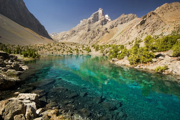 Lago di montagna blu all'alba — Foto Stock