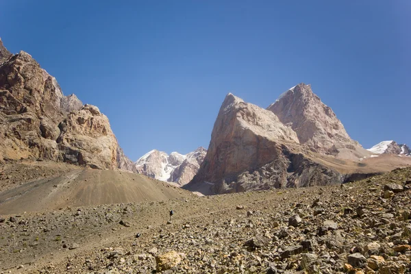 Samotny mężczyzna piesze wycieczki w góry — Zdjęcie stockowe