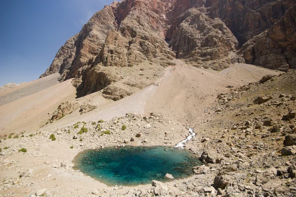 Lago di montagna blu all'alba — Foto Stock