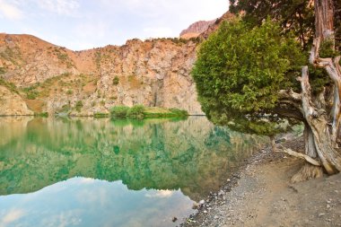 Yeşil dağ gölü ışık yansıtır