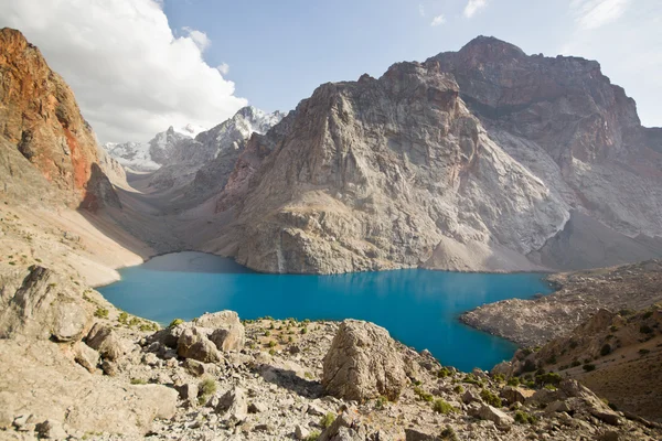 Lago di montagna blu al tramonto — Foto Stock