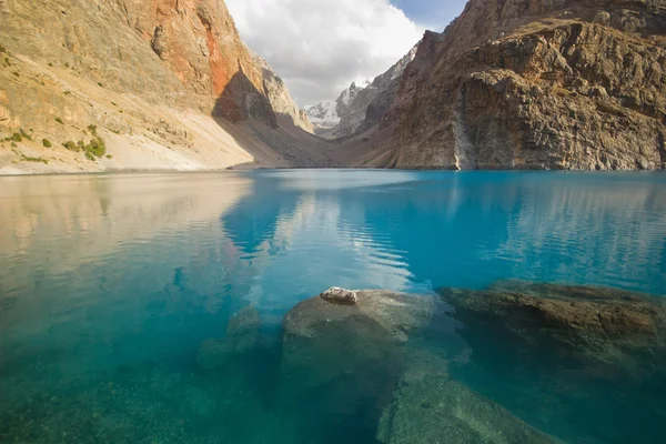 Tiefblauer Bergsee — Stockfoto