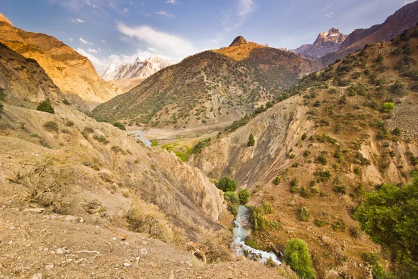 Valle de montaña con río azul y rocas nevadas — Foto de Stock