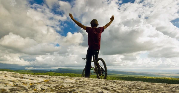 Hombre en bicicleta con colinas cubiertas por el bosque —  Fotos de Stock