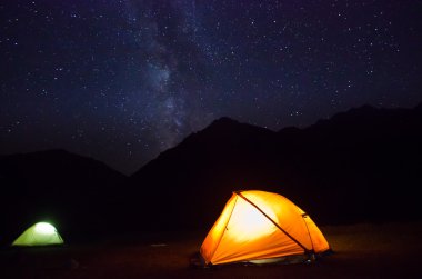 Samanyolu yukarıda vurgulanan çadır ile Dağları