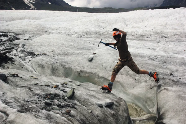 Ugrás lány a jég kiváló a gleccser — Stock Fotó