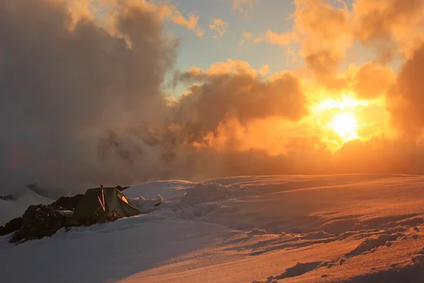 Tent in the mountains at sunrise — Stock Photo, Image