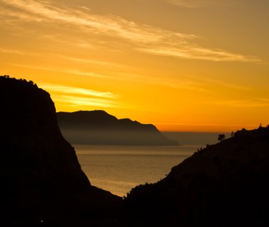 Sarı gündoğumu Black Sea beach üzerinde