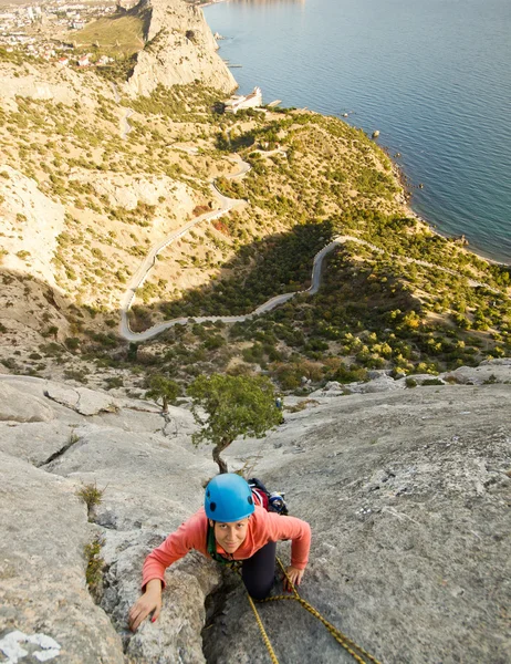 Bergsteiger besteigen den Berg — Stockfoto