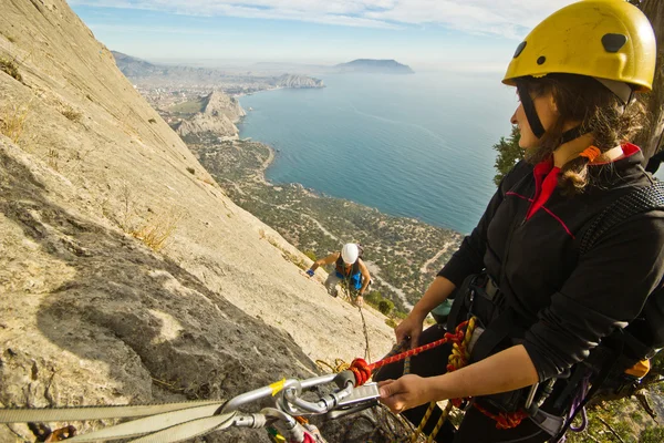 Escaladores de rocha ascendem a montanha — Fotografia de Stock