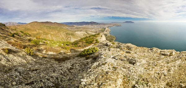 Sonnenuntergang über dem Schwarzen Meer und den Bergen — Stockfoto