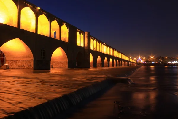 Ponte sio-se-pol em esfahan, iran, noite — Fotografia de Stock