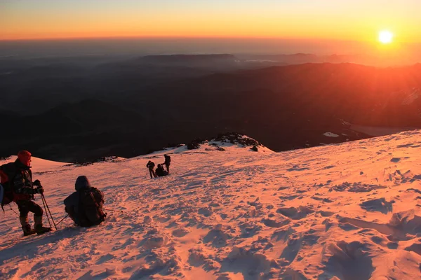 Scalatori sul pendio della montagna all'alba — Foto Stock