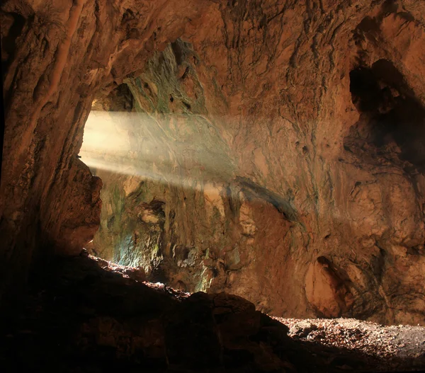Grande grotta con raggio di sole luminoso dall'ingresso — Foto Stock