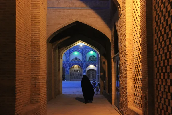 Iranian women on the old esfahan street — Stock Photo, Image