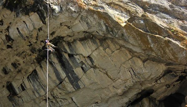 Rapel em gruta grande usando corda — Fotografia de Stock