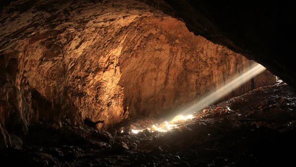 Grande grotte avec rayon de soleil lumineux de l'entrée — Photo