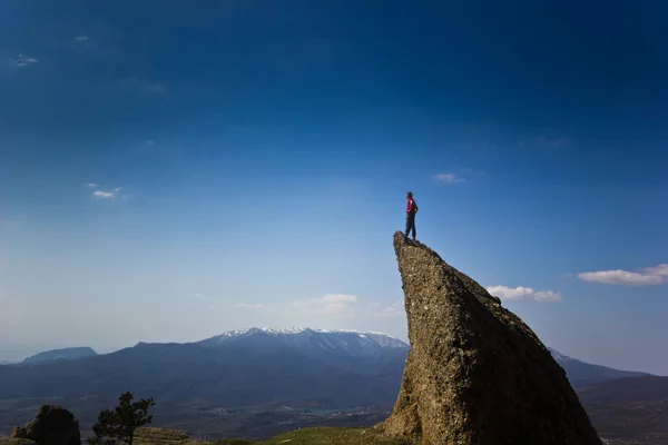 Mann auf der Klippe in den Bergen über dem Meer — Stockfoto