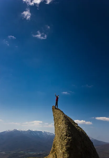 Mann auf der Klippe in den Bergen über dem Meer — Stockfoto