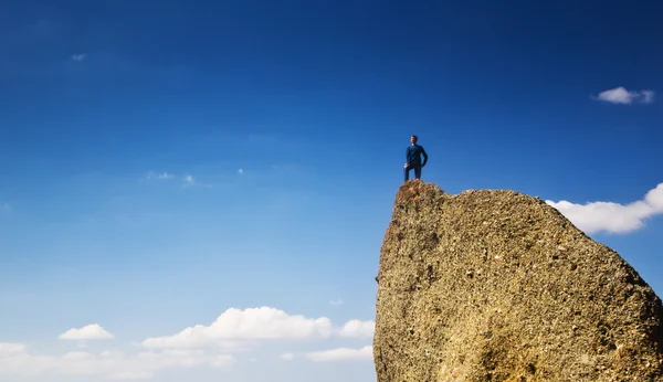 산에서 바다 위의 절벽에 남자 — 스톡 사진