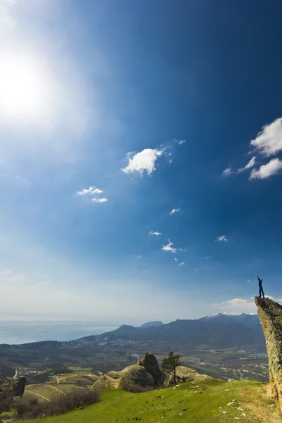 Homem no penhasco em montanhas em cima do mar — Fotografia de Stock