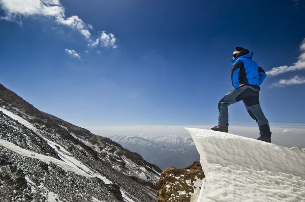 Man standing on a snow cornice in mountain sunrise — Stock Photo, Image