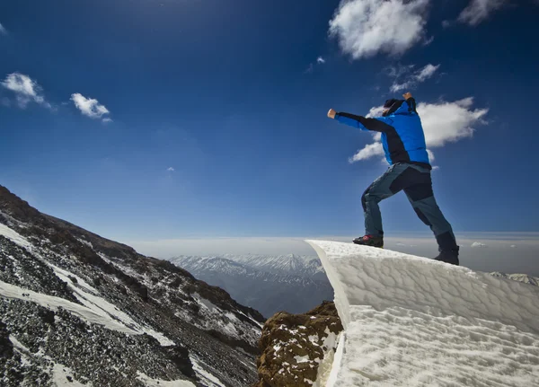 Άτομο που στέκεται ένα γείσο χιόνι στο βουνό Ανατολή του ηλίου — Φωτογραφία Αρχείου