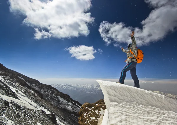 Άτομο που στέκεται ένα γείσο χιόνι στο βουνό Ανατολή του ηλίου — Φωτογραφία Αρχείου