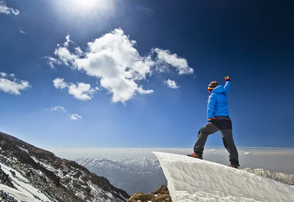 Man die op een kroonlijst sneeuw in berg zonsopgang — Stockfoto