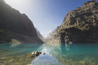 mavi dağ gölü yüksek kayalar yansıtır