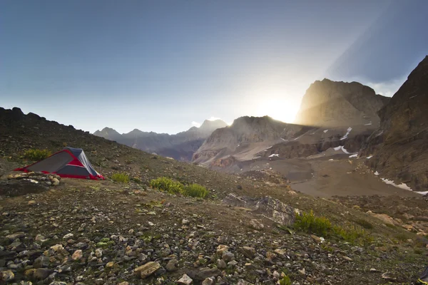 Namiot w góry na wschód żółty powyżej skały — Zdjęcie stockowe