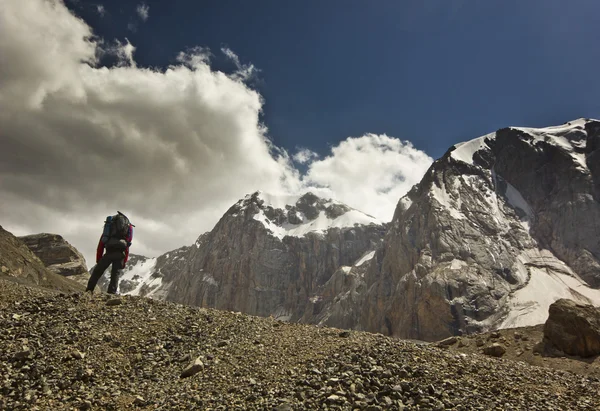 bir uçurum dağlarla çevrili gün batımında adam