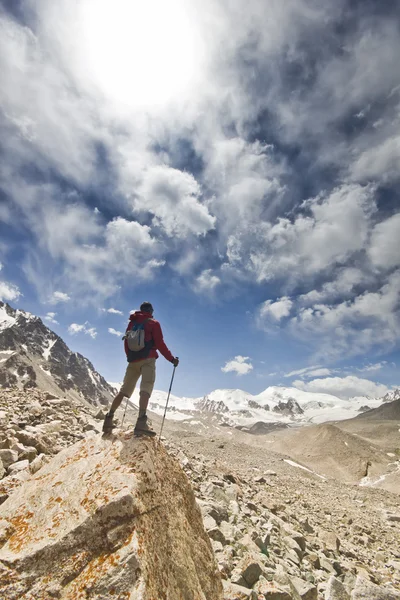 棒山の崖に立っている人 — ストック写真