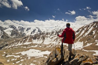 Polonyalılar ile dağlarda bir uçurumun üzerinde duran adam